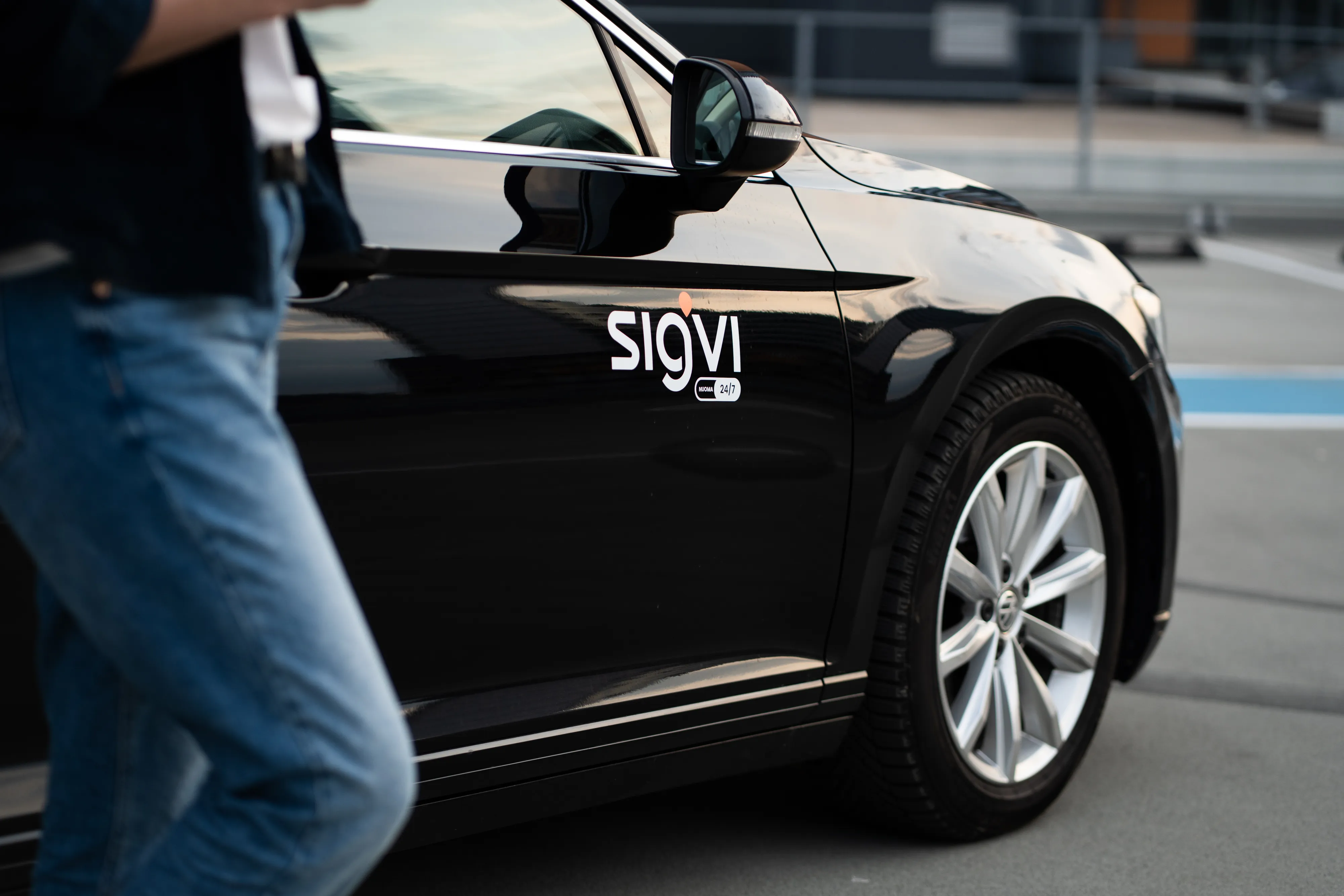 The side of a Sigvi car with the logo