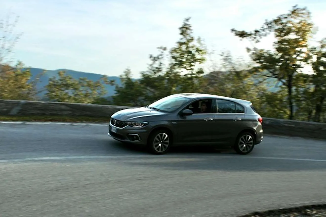 Pilkas automobilis važiuoja kalnų keliu